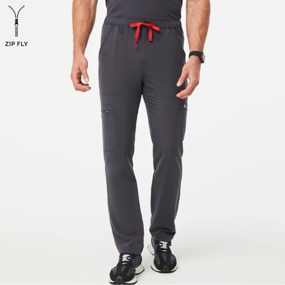 FIGS Men’s Cairo Cargo Scrub Pant in Charcoal with Short Inseam (NWT)